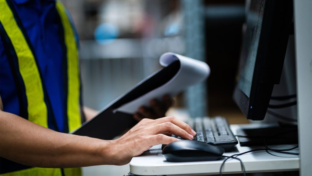 Operatore che verifica dati e documenti sui controlli RENTRI per la tracciabilità dei rifiuti